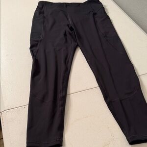 Amazon Essentials Black Women's Performance Leggings with Pockets